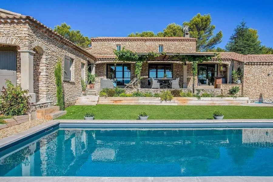Ein mediterranes Haus mit Garten und Pool im Sommer