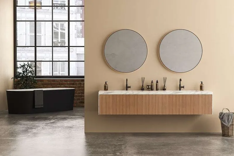 Ein minimalistisches fugenlses Bad mit Holzelementen