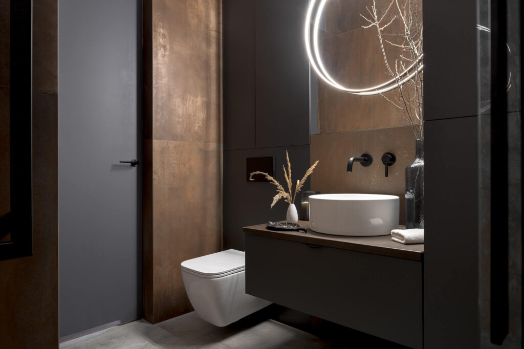 modernes, kleines Badezimmer in schwarz und Holzoptik