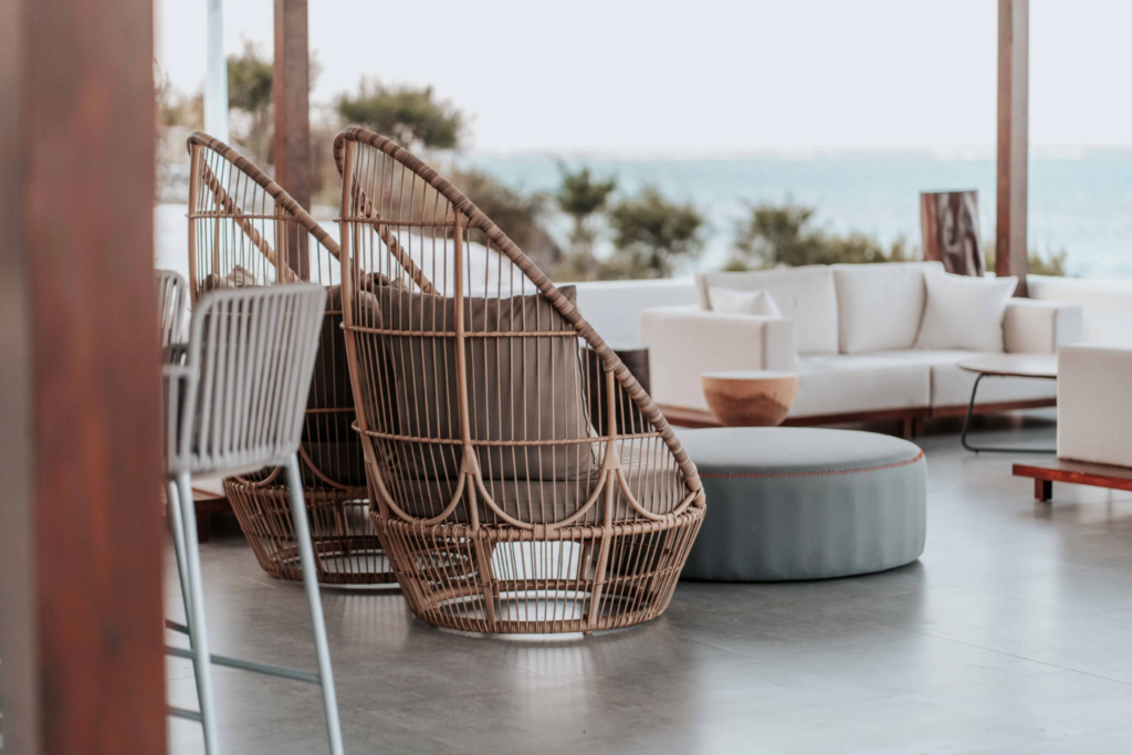 Eine wunderschön eingerichtete Terrasse mit Holzmöbeln.