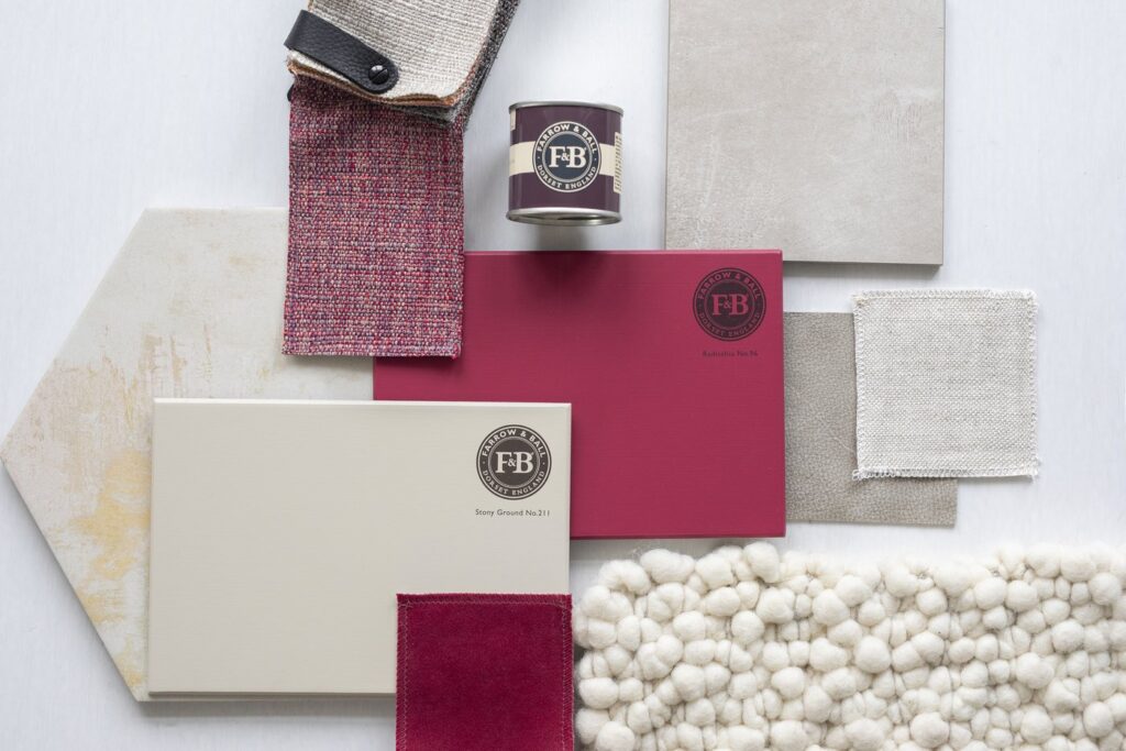 Trendfarbe viva magenta flatlay