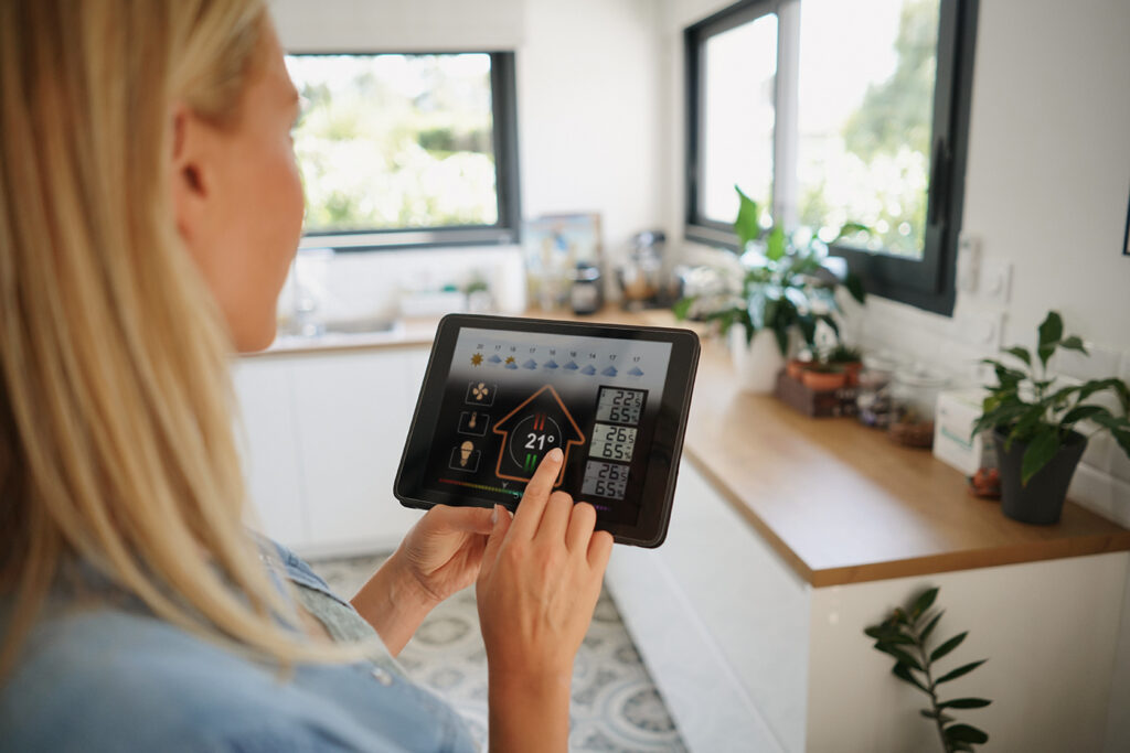 Eine Frau nutzt Smart Home