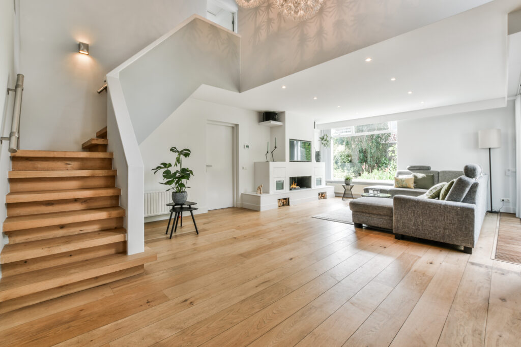 Ein gemütlcihes Wohnzimmer mit TV Wand