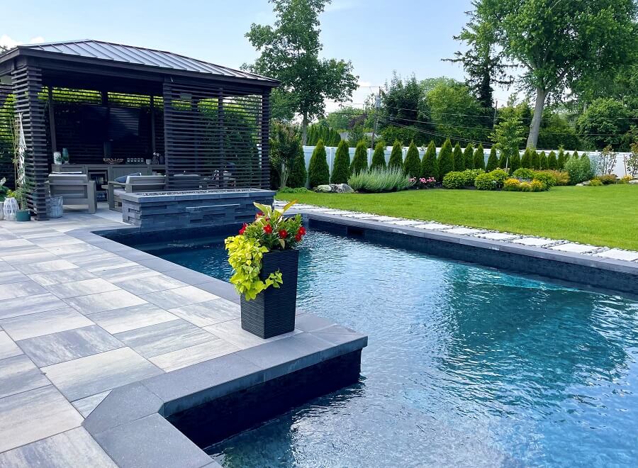 Ein wunderschön gestalteter Garten mit Pool