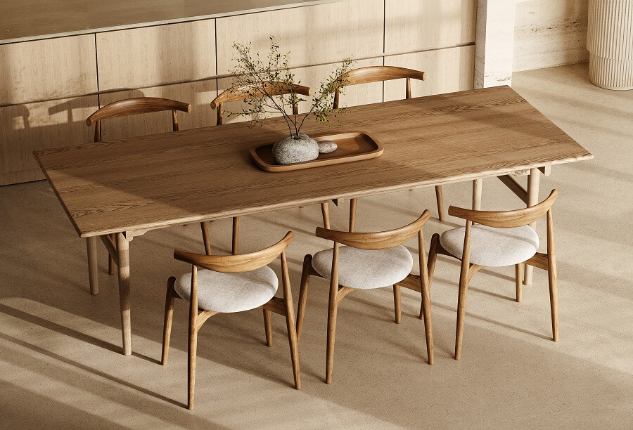 Ein stylischer Tisch aus Holz mit 3 Esszimmerstühlen.