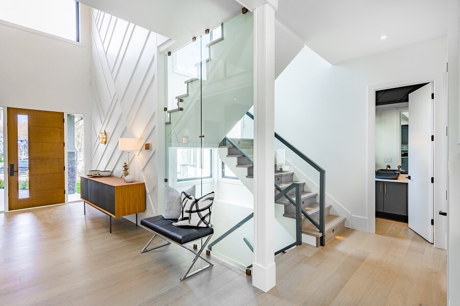 Ein offener und wunderschön eingerichteter Eingangsbereich, über den man in ein mehrstöckiges Haus mit Treppe gelangt.