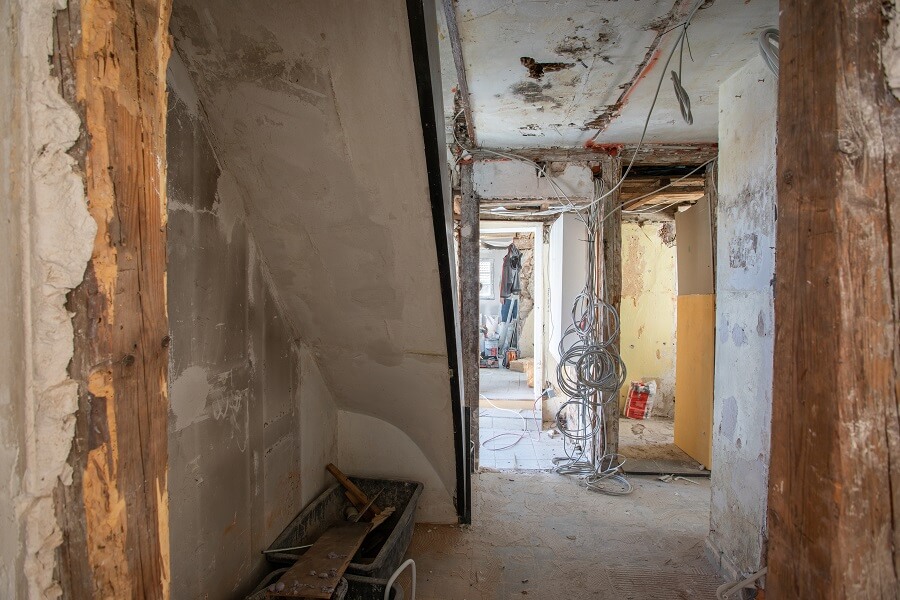 Referenzprojekt Wohnung im Sylter Stil Stuttgart Flur mit Weinkühlschrank