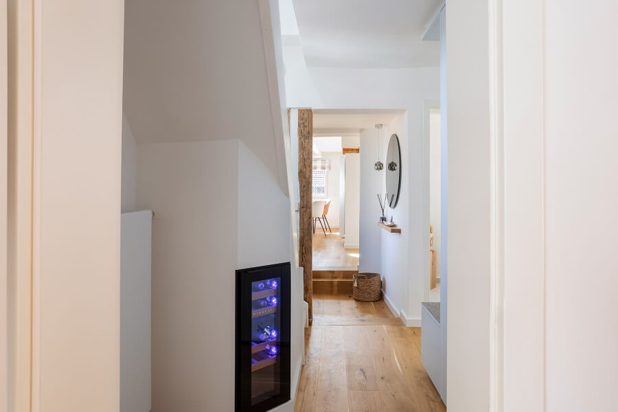 Referenzprojekt Wohnung im Sylter Stil Stuttgart Flur mit Weinkühlschrank