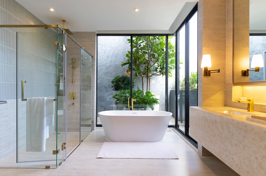 Ein modernes Bad en Suite Badezimmer mit freistehender Badewanne 