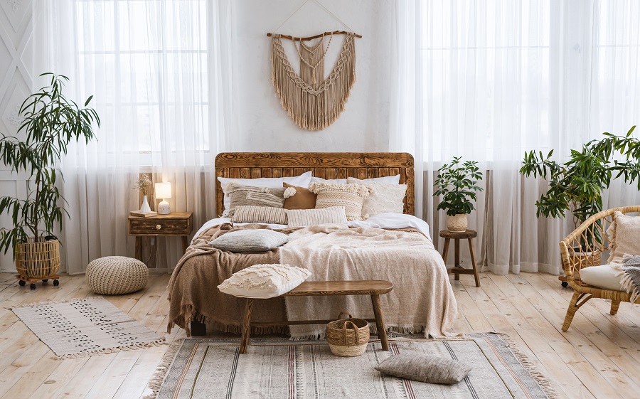Ein Schlafzimmer im Boho Stil mit gemütlichem Bett.