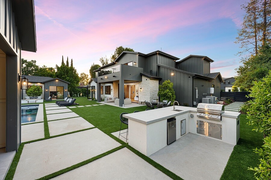 Stylischer Außenbereich mit Terrasse und Outdoor Küche