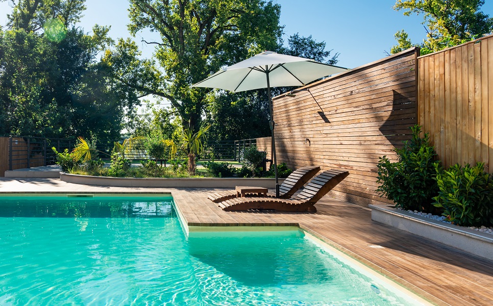 Ein schöner Garten mit eigenem Pool und einem Bereich zum Entspannen